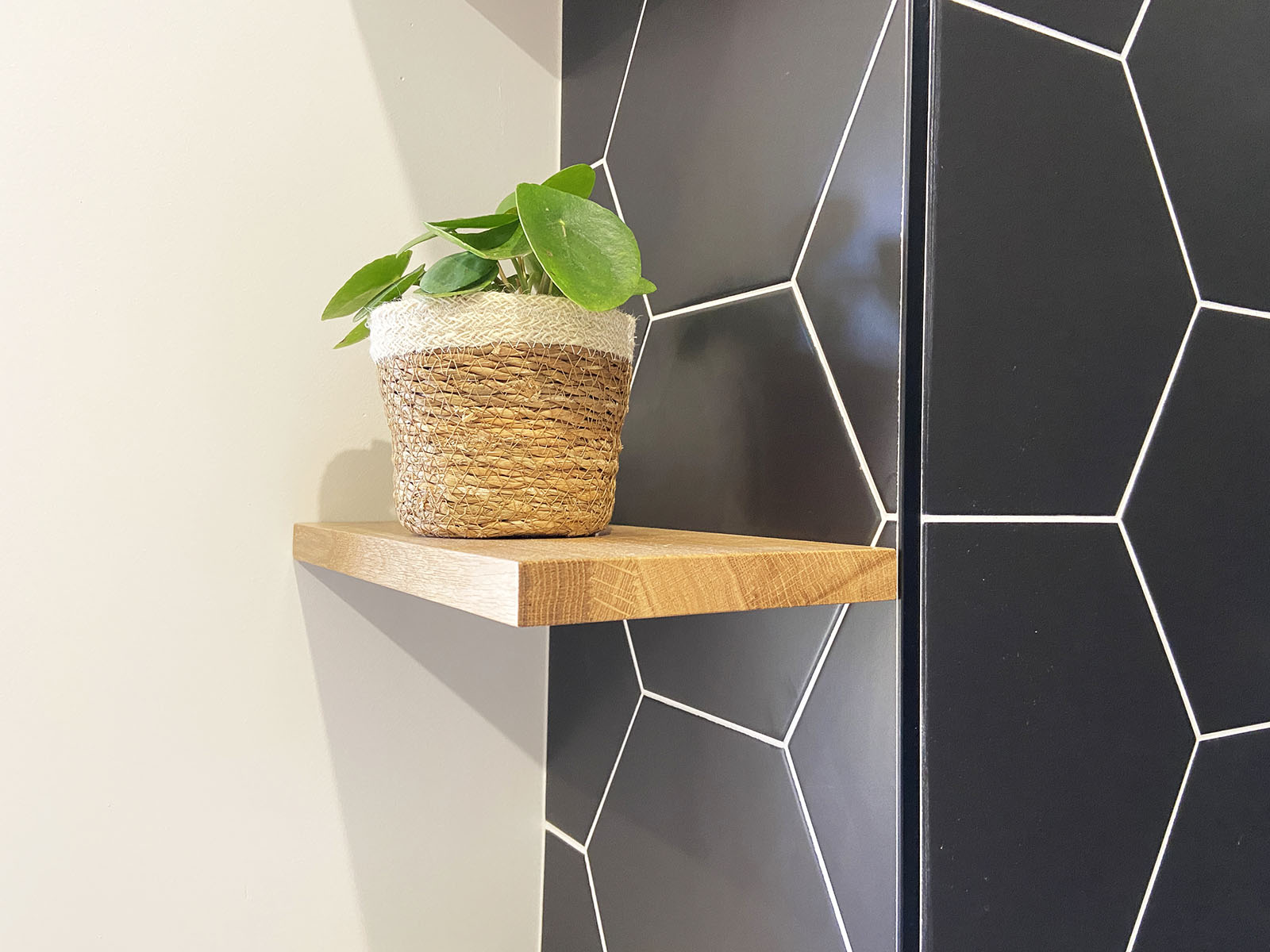 Étagère — Chêne massif.
Finition — Vernis incolore.