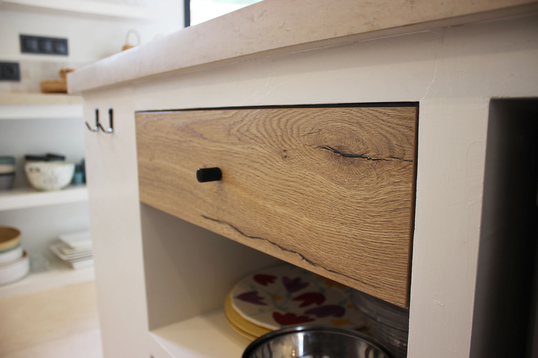 Façade — Décor chêne Halifax natural.
Bouton — Aluminium laqué noir.
+Produit — Décor aux pores synchronisés :
La structure de surface coïncide avec le veinage du bois, afin d’obtenir un réalisme et une profondeur identique à un placage de bois naturel.