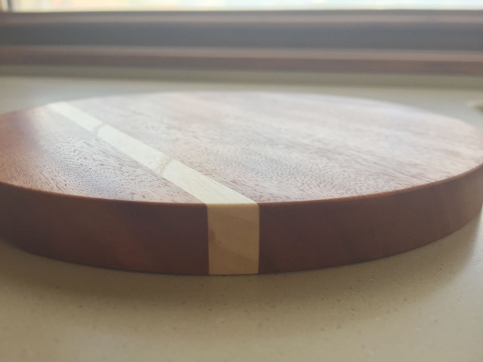 Dessous de plat — Bossé et Frêne.
Finition — Huile Rubio®.