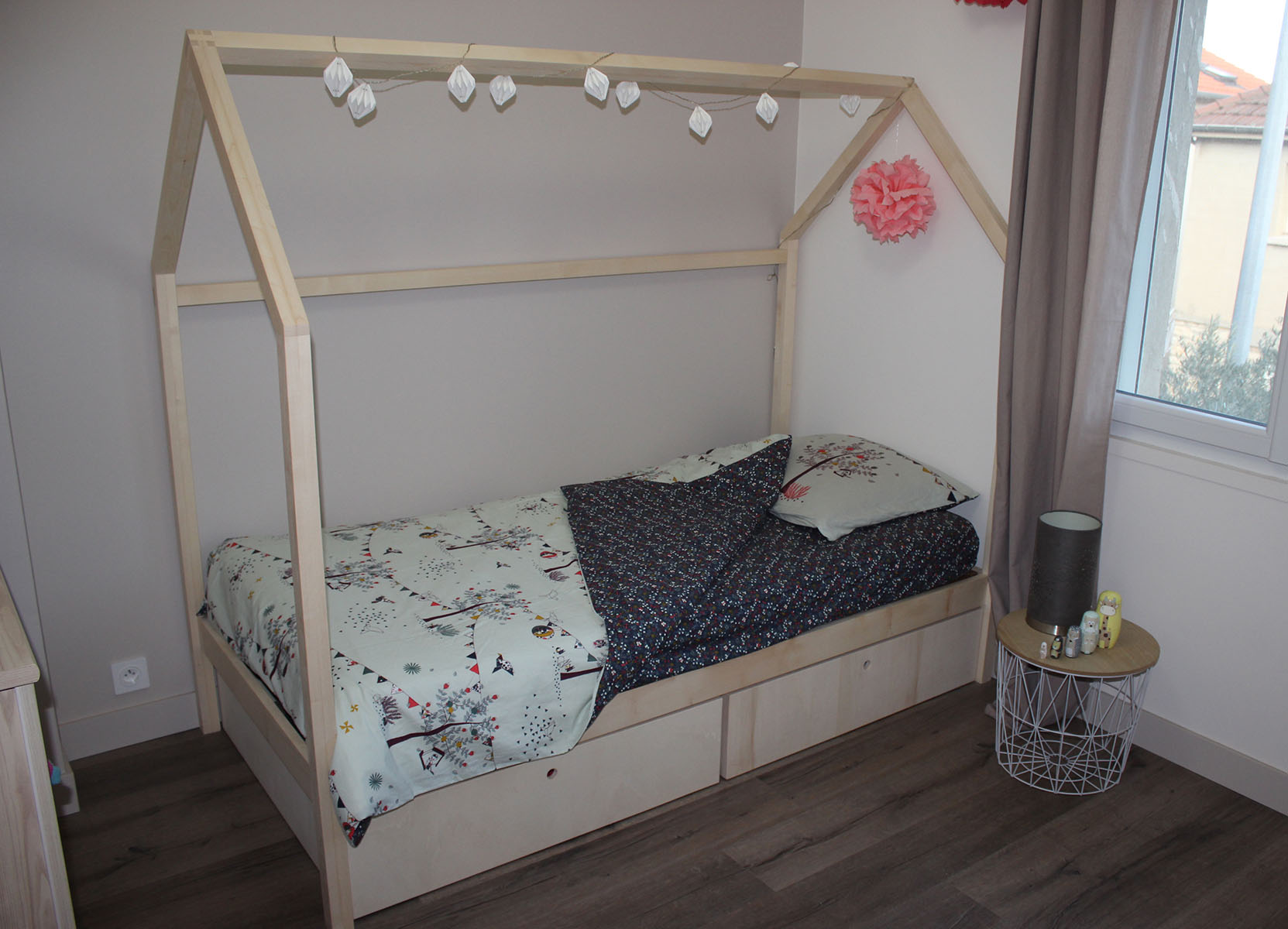 Structure — Sycomore.
Tiroirs — Contreplaqué peuplier.