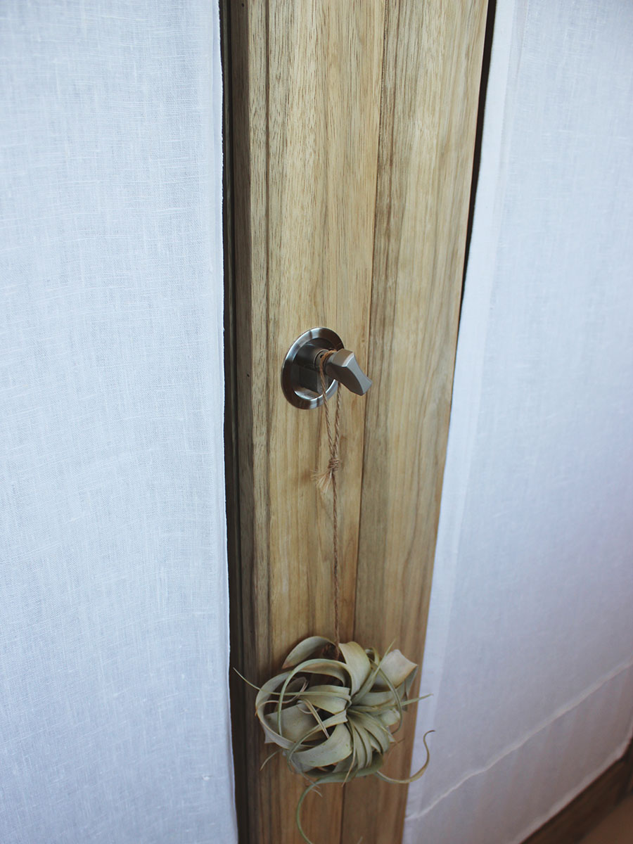 Portes — Fraké huilé.
Serrure — bouton à crochet.