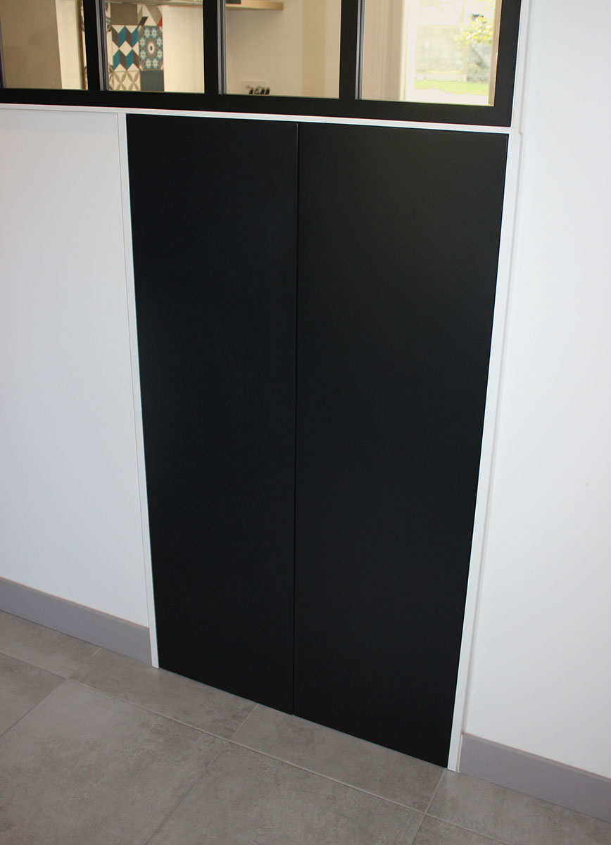 Façades — MDF laqué noir.
Ouverture — Tip-on (sans poignée).