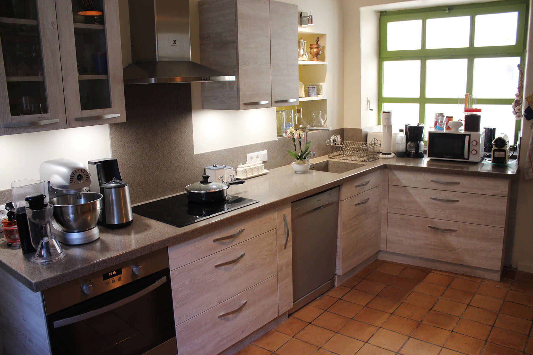 Meubles et façades — Décors Pin Cascina.
Plans de travail — Résine Staron® Décors Aspen Brown.
Poignées — Aluminium satiné.