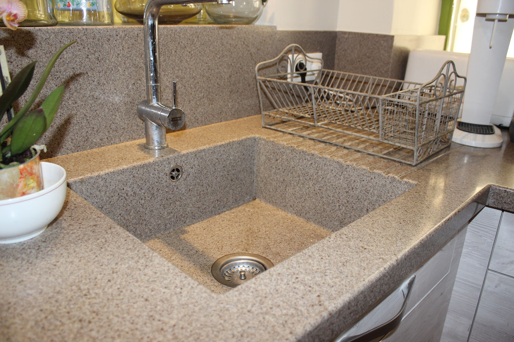 Plan de travail, crédence et évier — Résine Staron® Décors Aspen Brown.
Robinet — Fanke®.