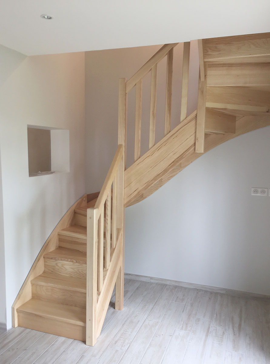 Escalier — Frêne verni.