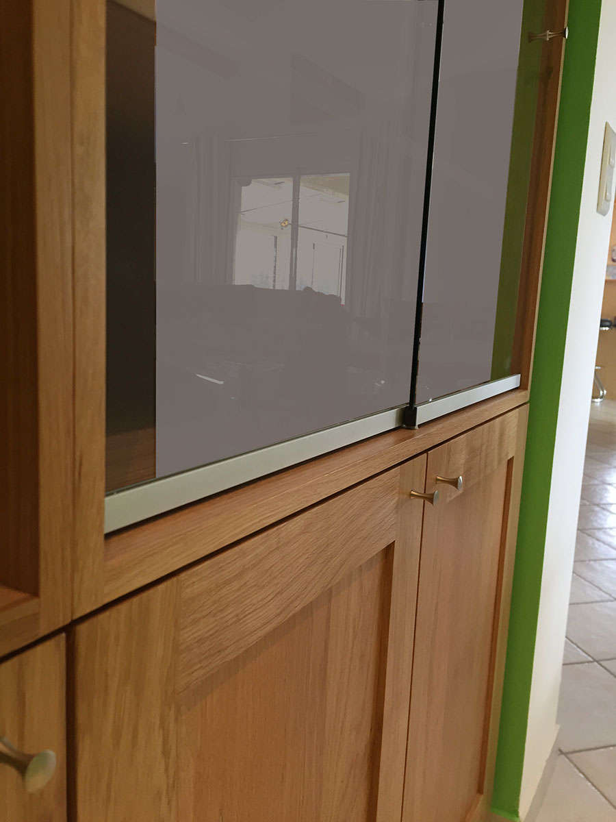 Meuble — Latté chêne verni.
Façades — Chêne verni.
Poignées — Inox brossé.
Vitrine — Portes coulissante sur garniture aluminium.