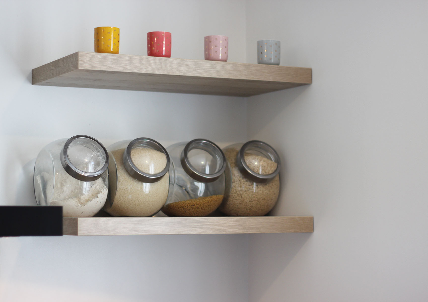 Étagères — Décors Chêne Gladstone.
+ Produit — Fixation invisible.