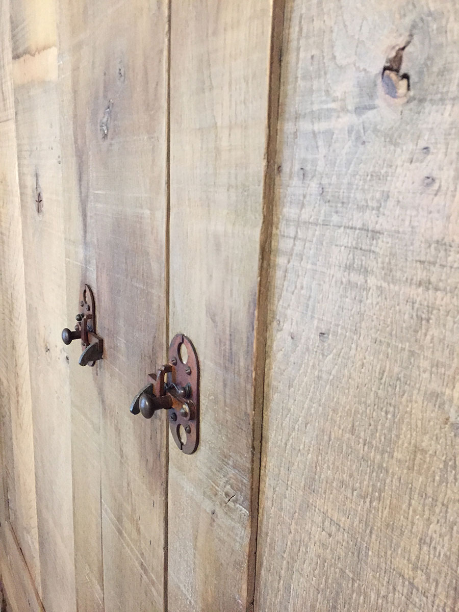 Armoire — Chêne vieillis, ciré.
Ferrure — Acier viellis.