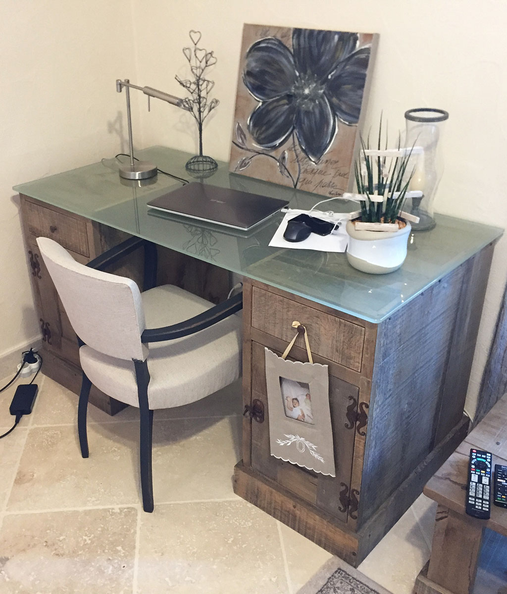 Bureau — Chêne vieillis, ciré.
Plateau — Verre trempé dépolis.
Ferrure — Acier viellis.