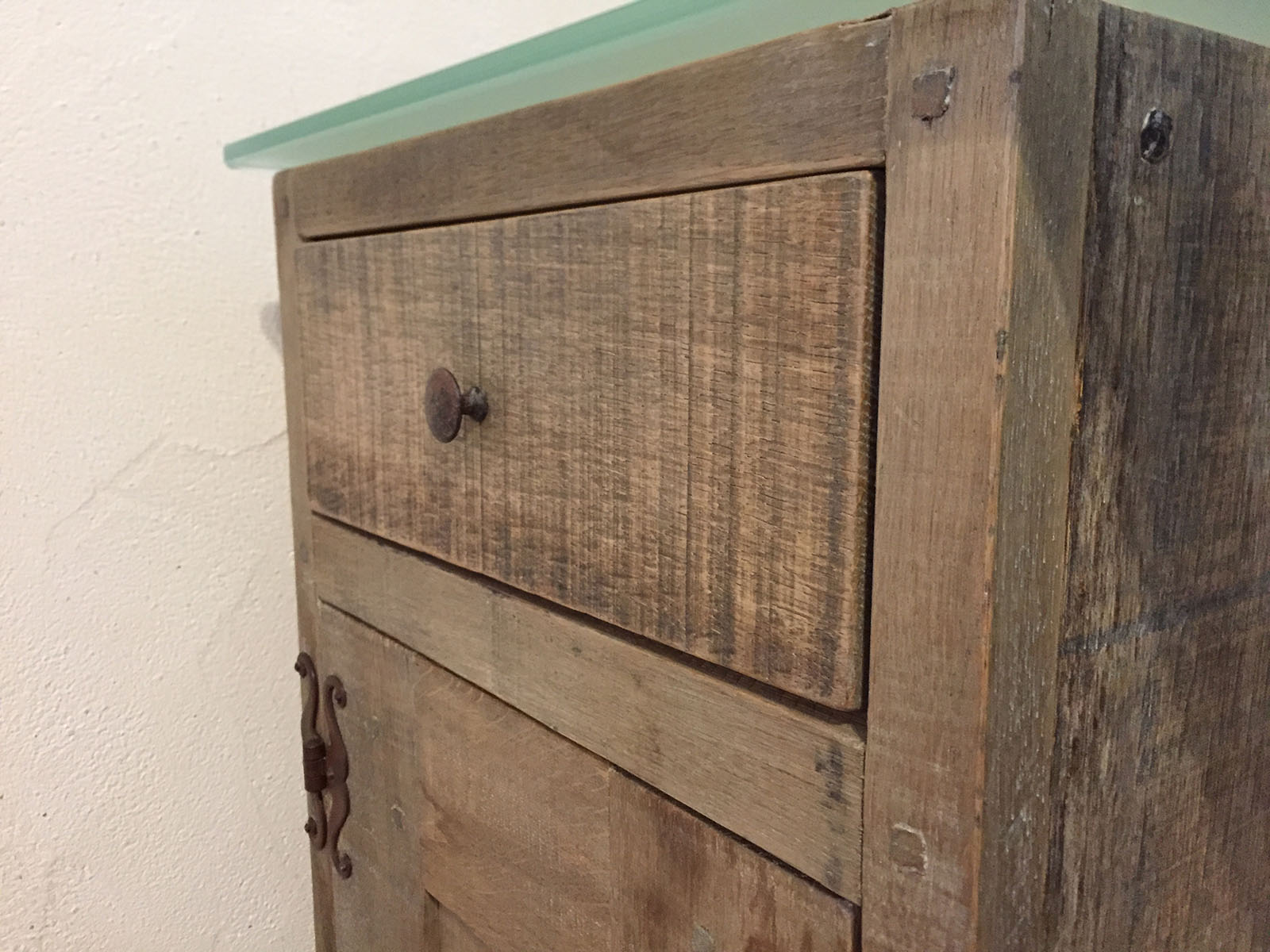 Bureau — Chêne vieillis, ciré.
Plateau — Verre trempé dépolis.
Ferrure — Acier viellis.