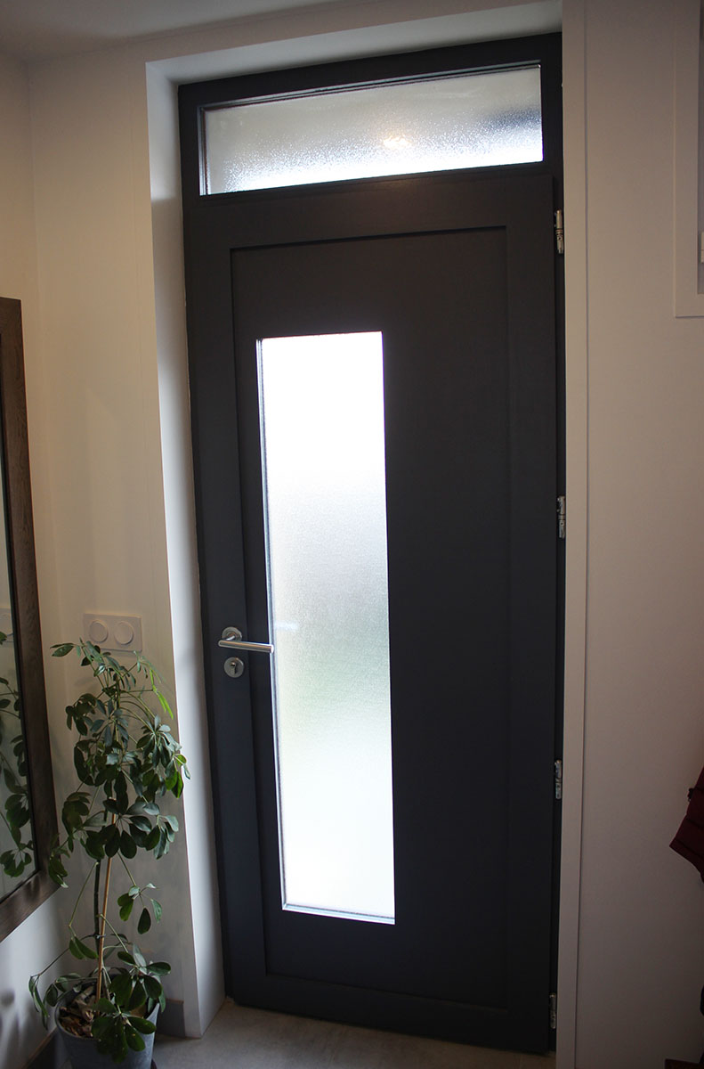 Portes — Bois exotique peint.