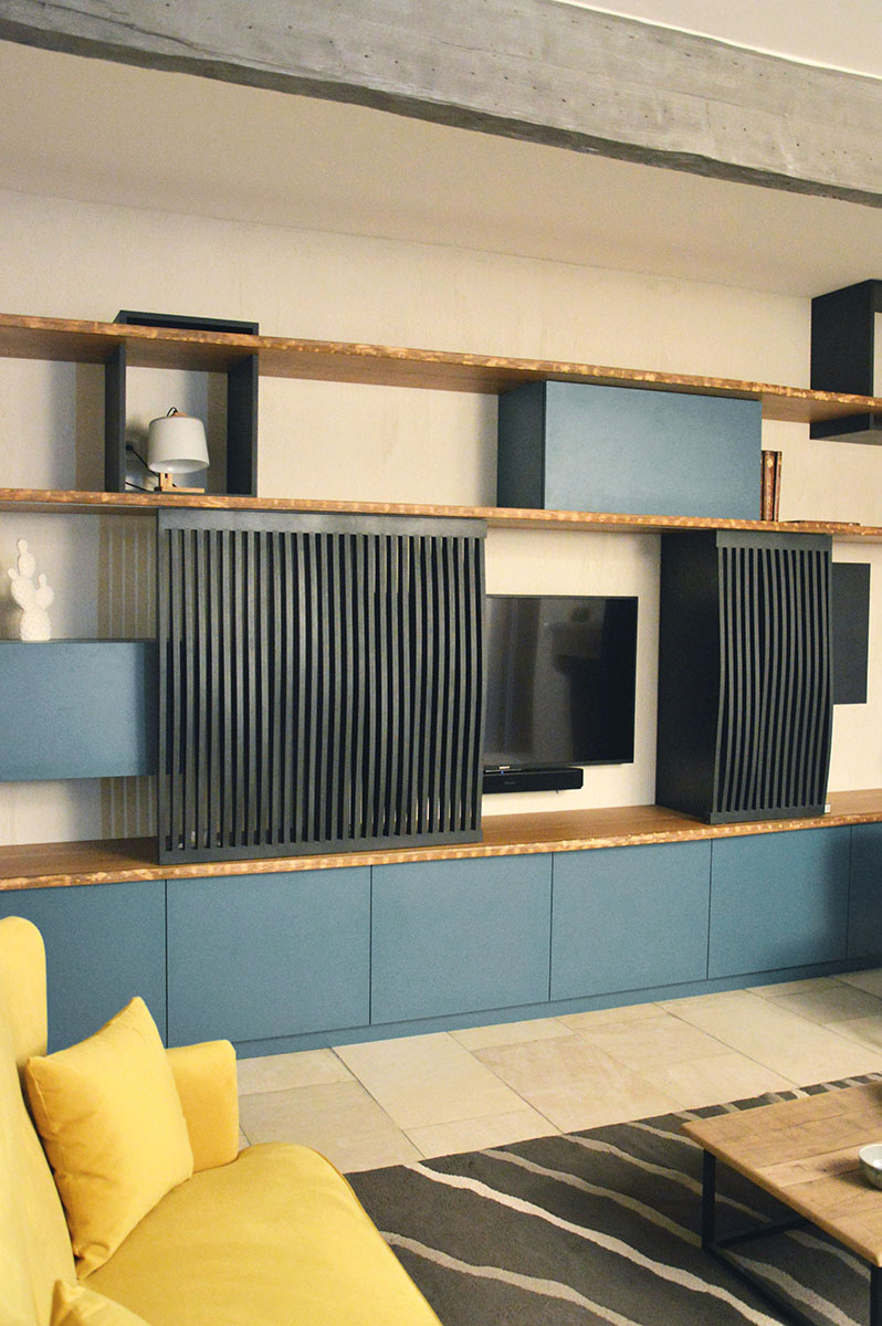 Meuble — Décors vert Niagara, Valchromat® noir.
Plateaux — Chêne.
Porte — Persienne coulissante, Valchromat® noir.
Finition — Huile Rubio®.
Ouverture — Tip-on (sans poignée).