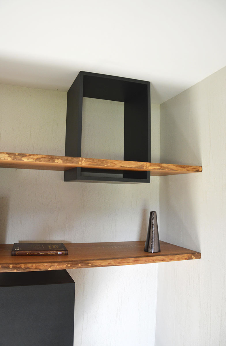 Étagères — Chêne.
Caissons — Valchromat® noir.
Finition — Huile Rubio®.