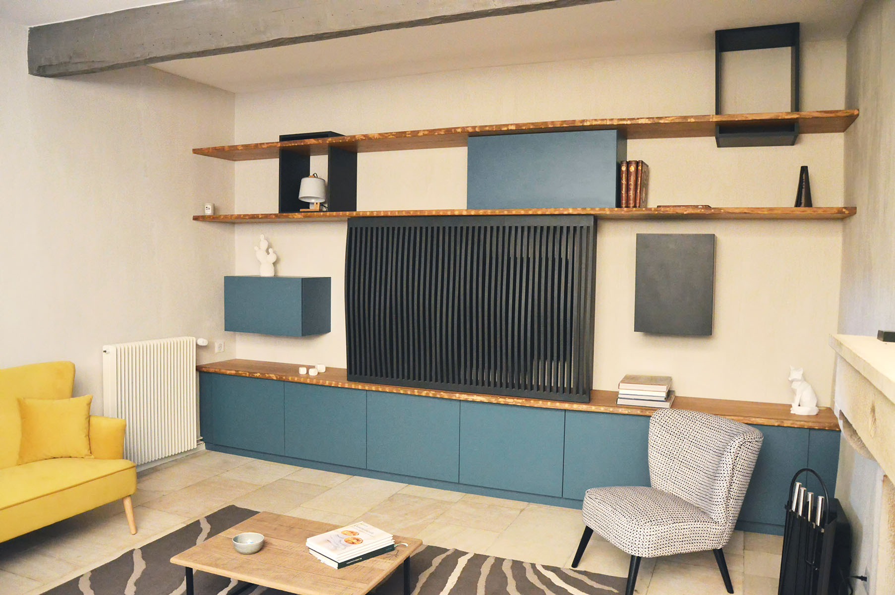 Meuble — Décors vert Niagara, Valchromat® noir.
Plateaux — Chêne.
Porte — Persienne coulissante, Valchromat® noir.
Finition — Huile Rubio®.
Ouverture — Tip-on (sans poignée).