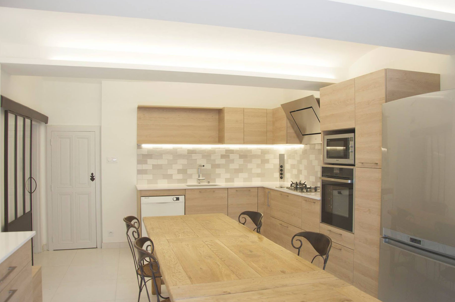 Façade et corps de meuble — Décors chêne gladstone.
Poignées — Inox brossé.
Plan de travail — Quartz décors blanc pailleté.
Électroménager — Four, micro-onde, frigo, lave-vaisselle, plaque de cuisson, hotte, bassin sous plan fragnranit®, robinet douchette chromé, bloc prise d'angle.