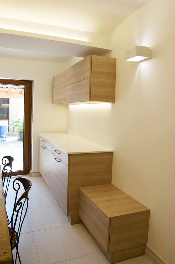 Façade et corps de meuble — Décors chêne Galdstone.
Poignées — Inox brossé.
Plan de travail — Quartz décors blanc pailleté.