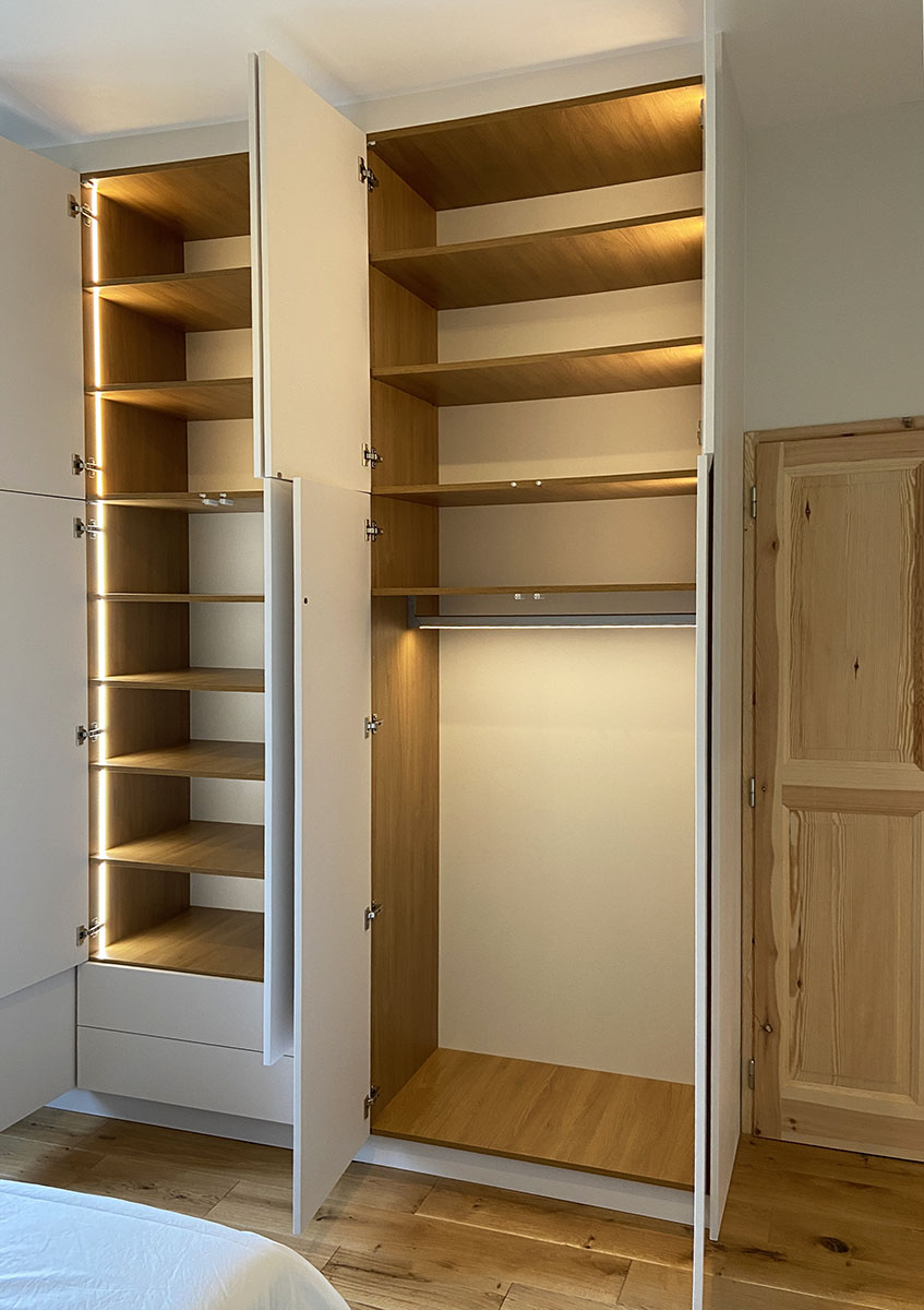 Façades — Laquées mat au RAL.
Caisson intérieur —  Décor chêne Lancaster naturel.
Ouverture— Tip-on (sans poignée).
Eclairage LED — Intégré.