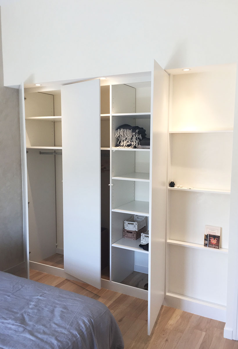 Façades et étagères — Medium laqué blanc.
Ouverture — Tip-on (sans poignée).