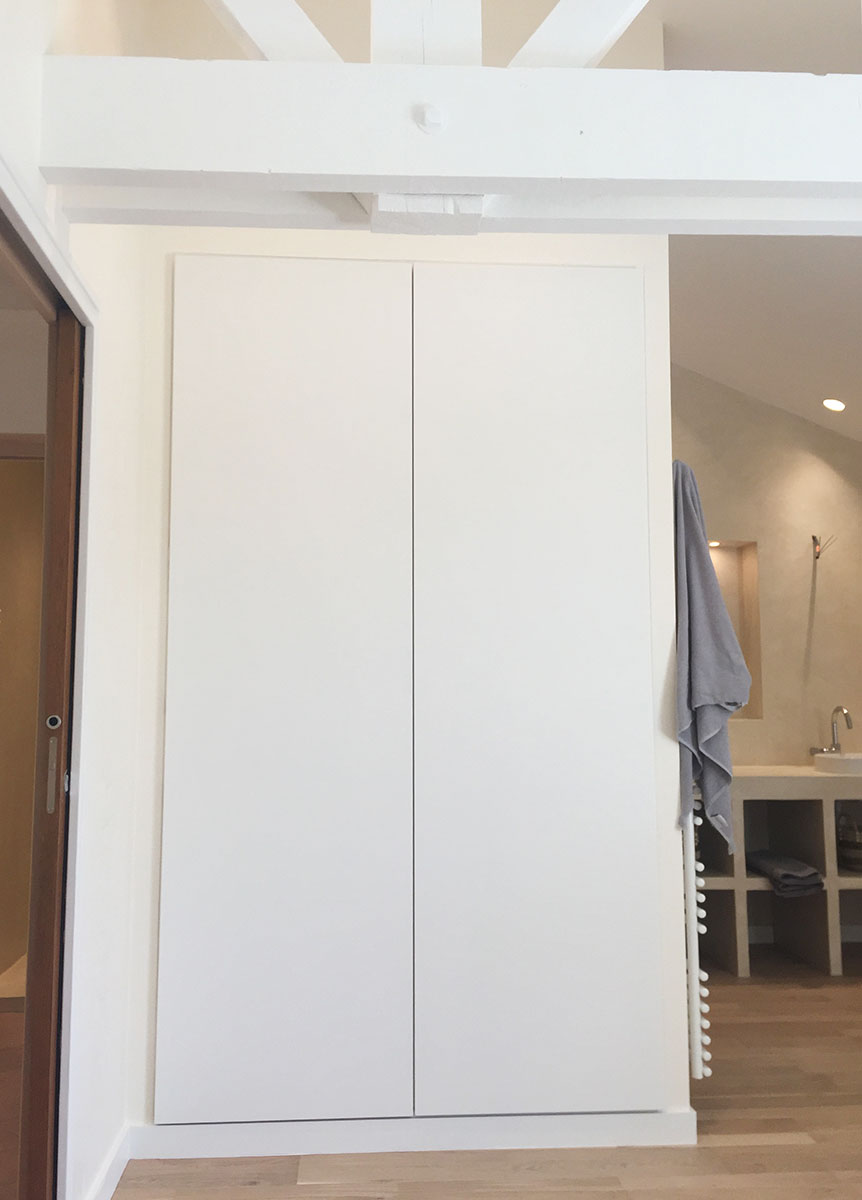 Façade — Medium laqué blanc.
Ouverture — Tip-on (sans poignée).