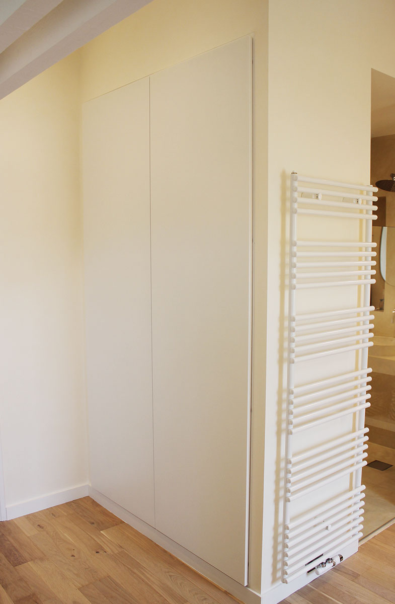 Façade — Médium laqué blanc.
Ouverture — Tip-on (sans poignée).