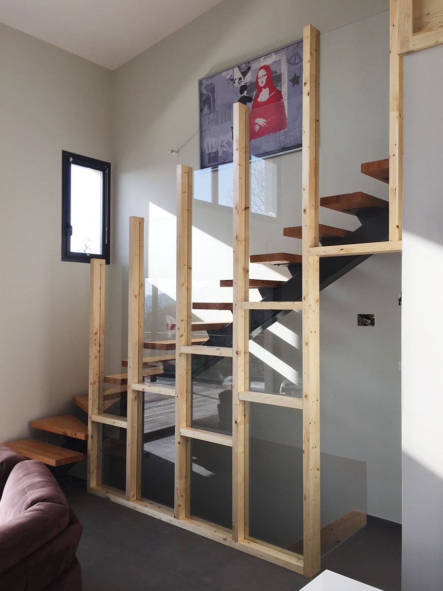 Ossature — Épicéa vernis.
Parois — Verre feuilleté.
+ Produit — Eclairage Led intégré.