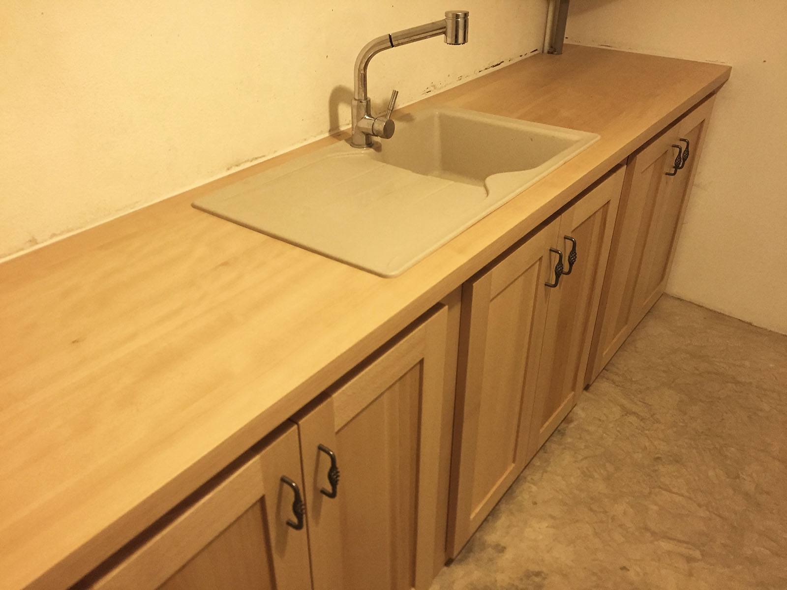 Facade — Hêtre vernis incolore.
Plan de travail — Hêtre vernis incolore.
Poignées  — Acier patiné.