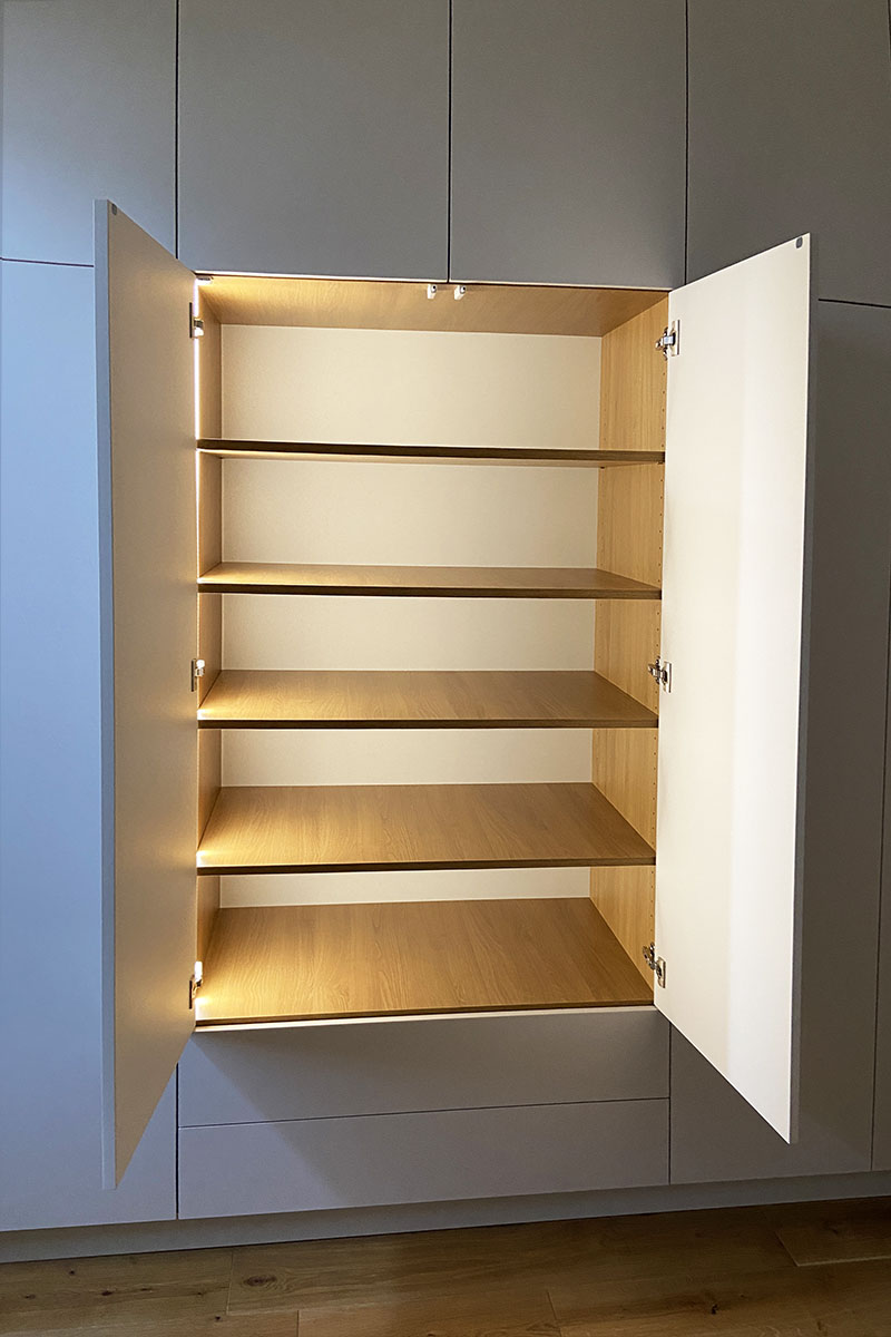 Façades — Laquées mat au RAL.
Caisson intérieur —  Décor chêne Lancaster naturel.
Ouverture— Tip-on (sans poignée).
Eclairage LED — Intégré.