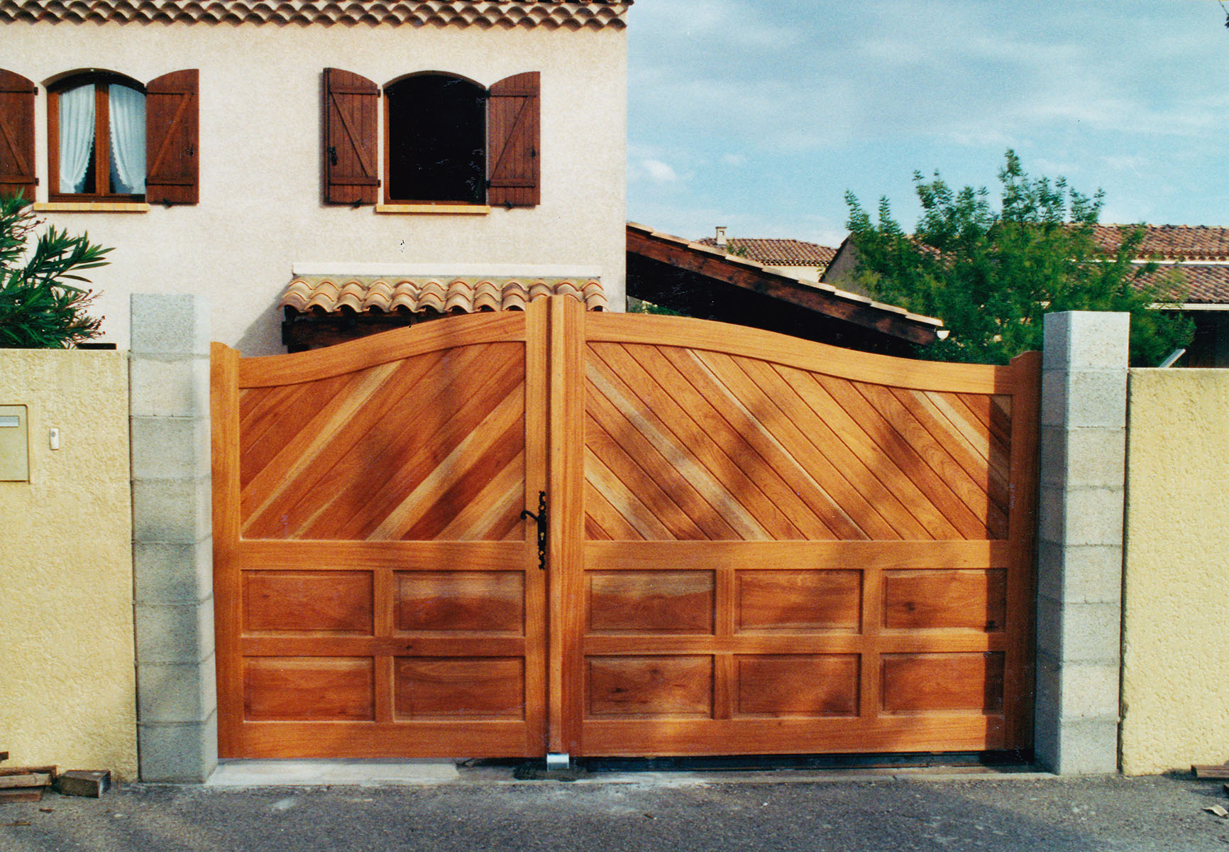 Portail — Bois exotique.