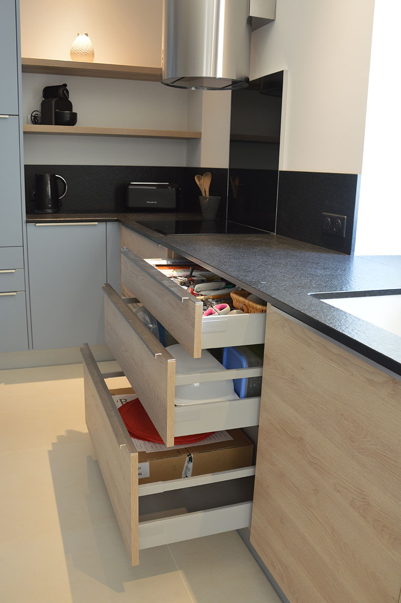 + Produit — Optimisation de l'espace, amortisseur de fermeture.
Blum® — Qualité, fiabilité.