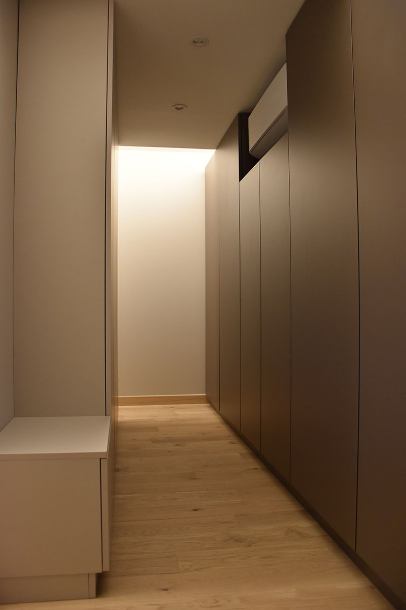 Façades — Décors gris Cachemire et brun Sépia.
Ouverture — Tip-on (Sans poignée).