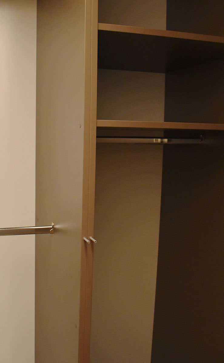 Corps de meuble — Décors Brun Sépia.
Accessoires — Étagères réglables, penderie.