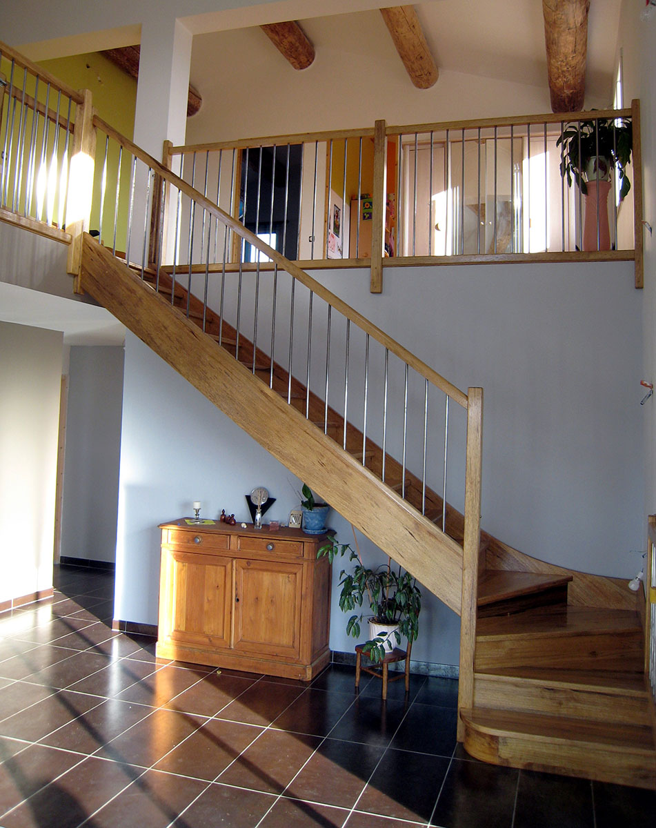 Escalier — Fraké verni.
Garde corps — Fraké et acier.