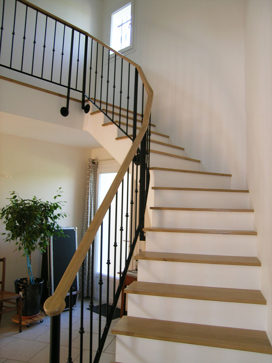 Marches —  Chêne verni.
Main courante — Chêne verni.