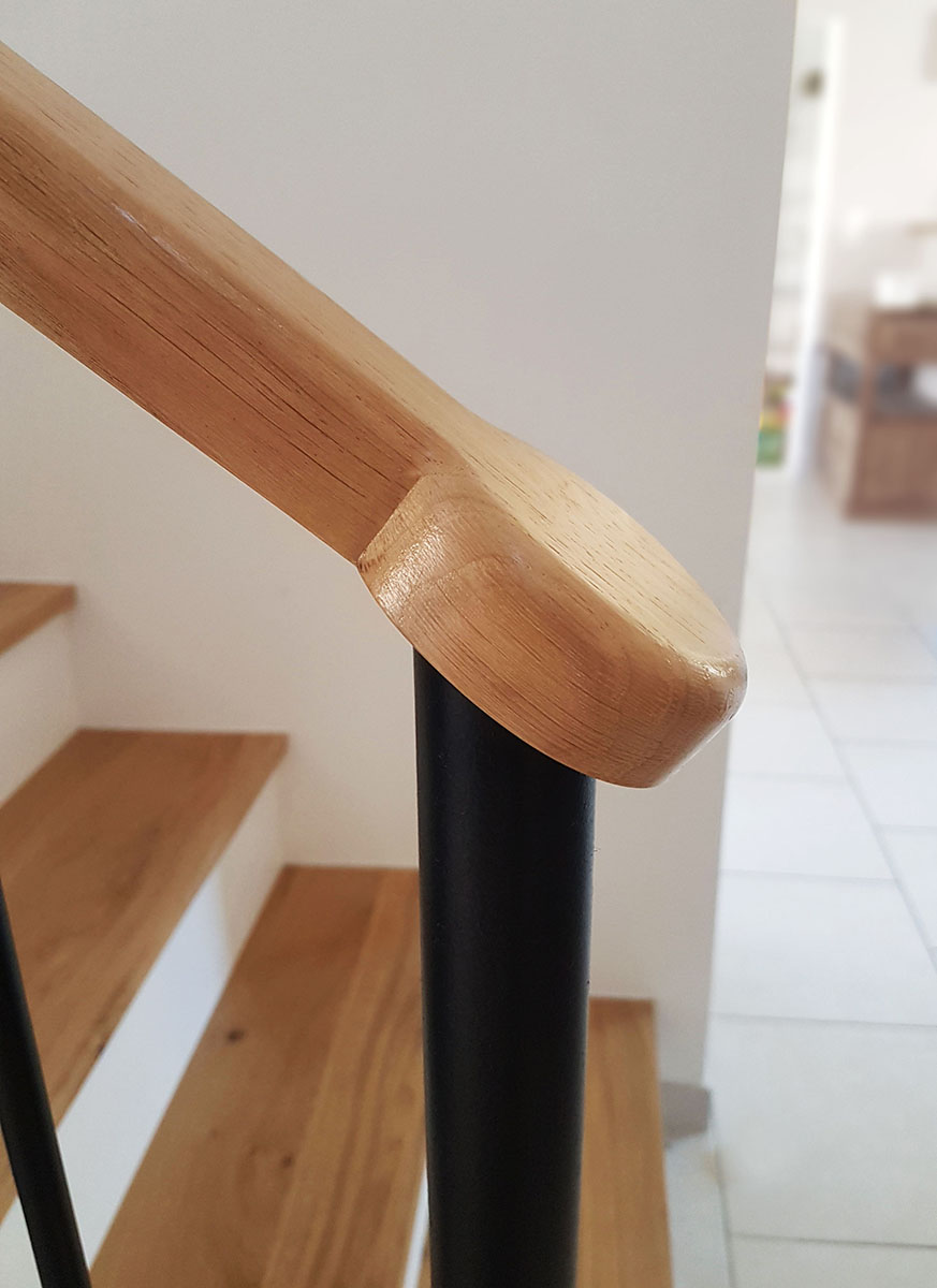 main courante — Chêne vernis.