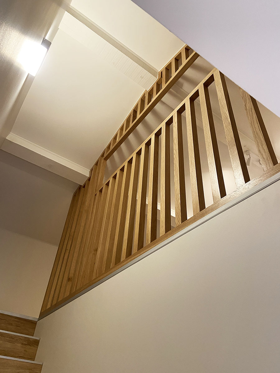 Claustra — Chêne massif.
Finition — Vernis incolore.