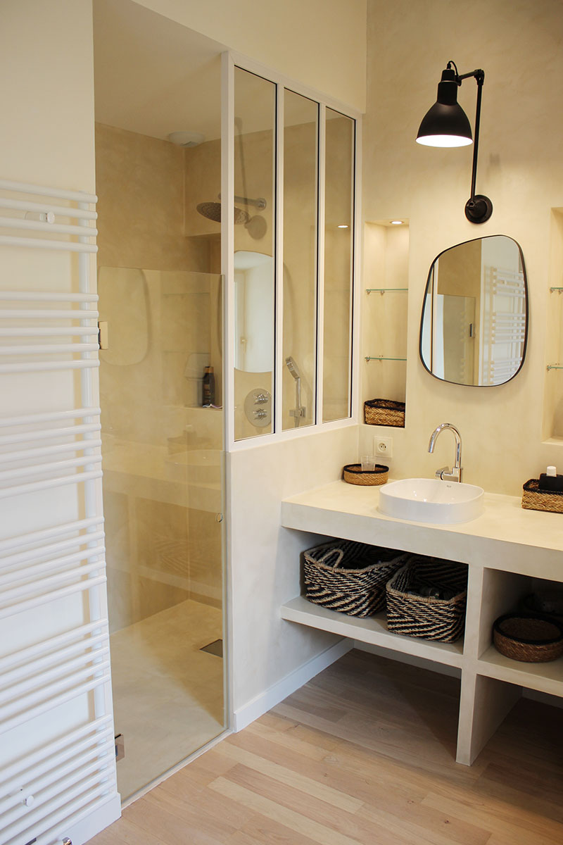 Porte de douche — Verre trempé bords polis.
Verrière — Aluminium laqué blanc vitré.
Étagères — Verre poli.