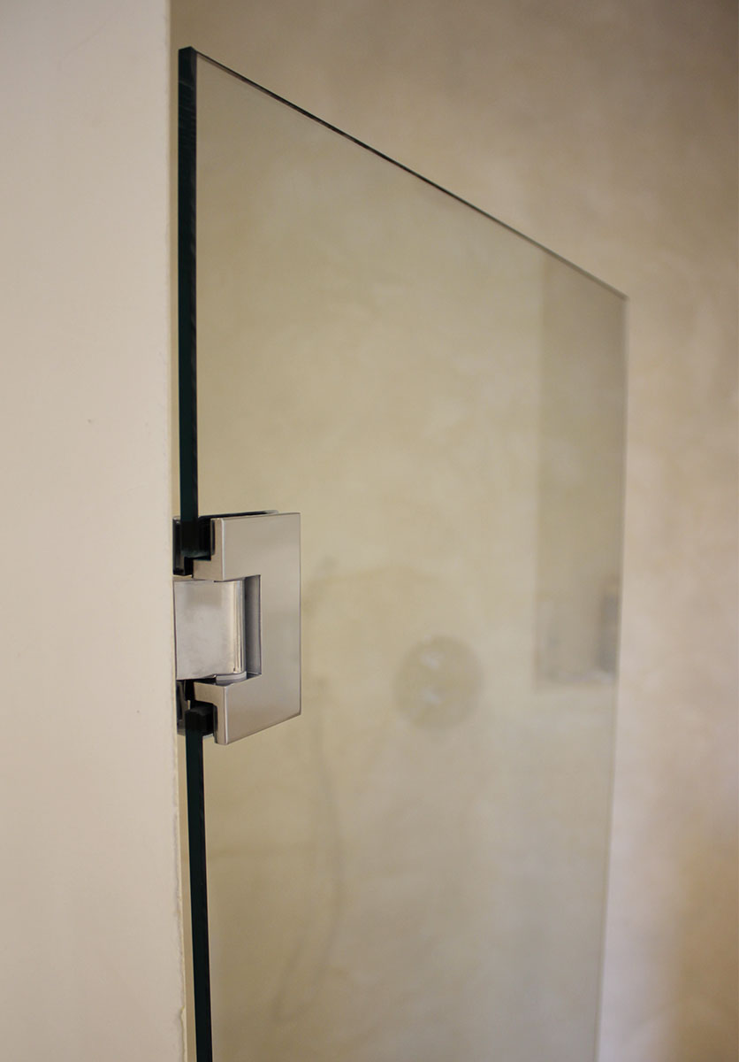 Porte — Verre trempé bords polis.
Articulation — Charnières à pince chromées.