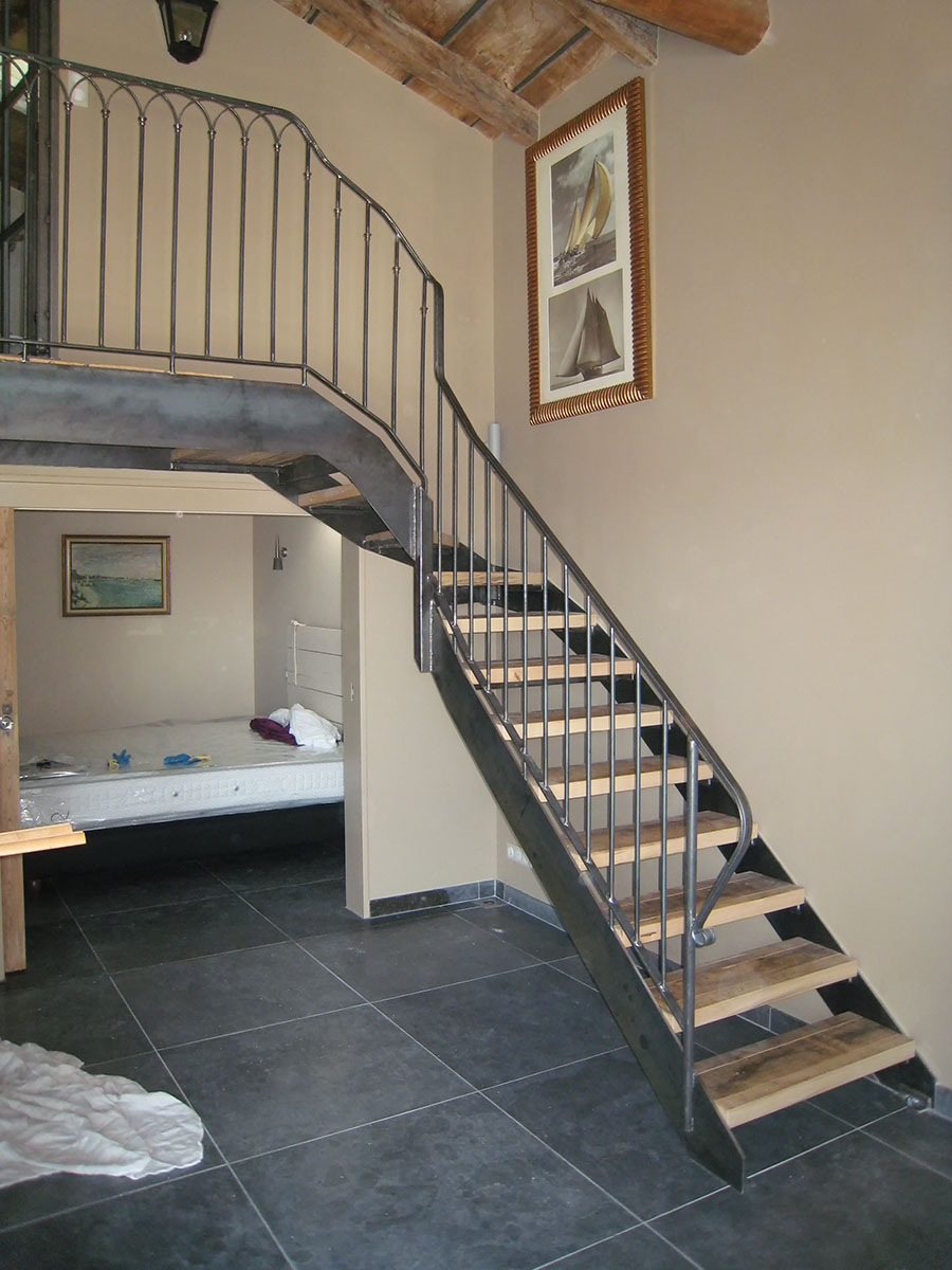 Marches — Peuplier rustique.
Limon et garde corps — Acier (Jean-Louis bosse).