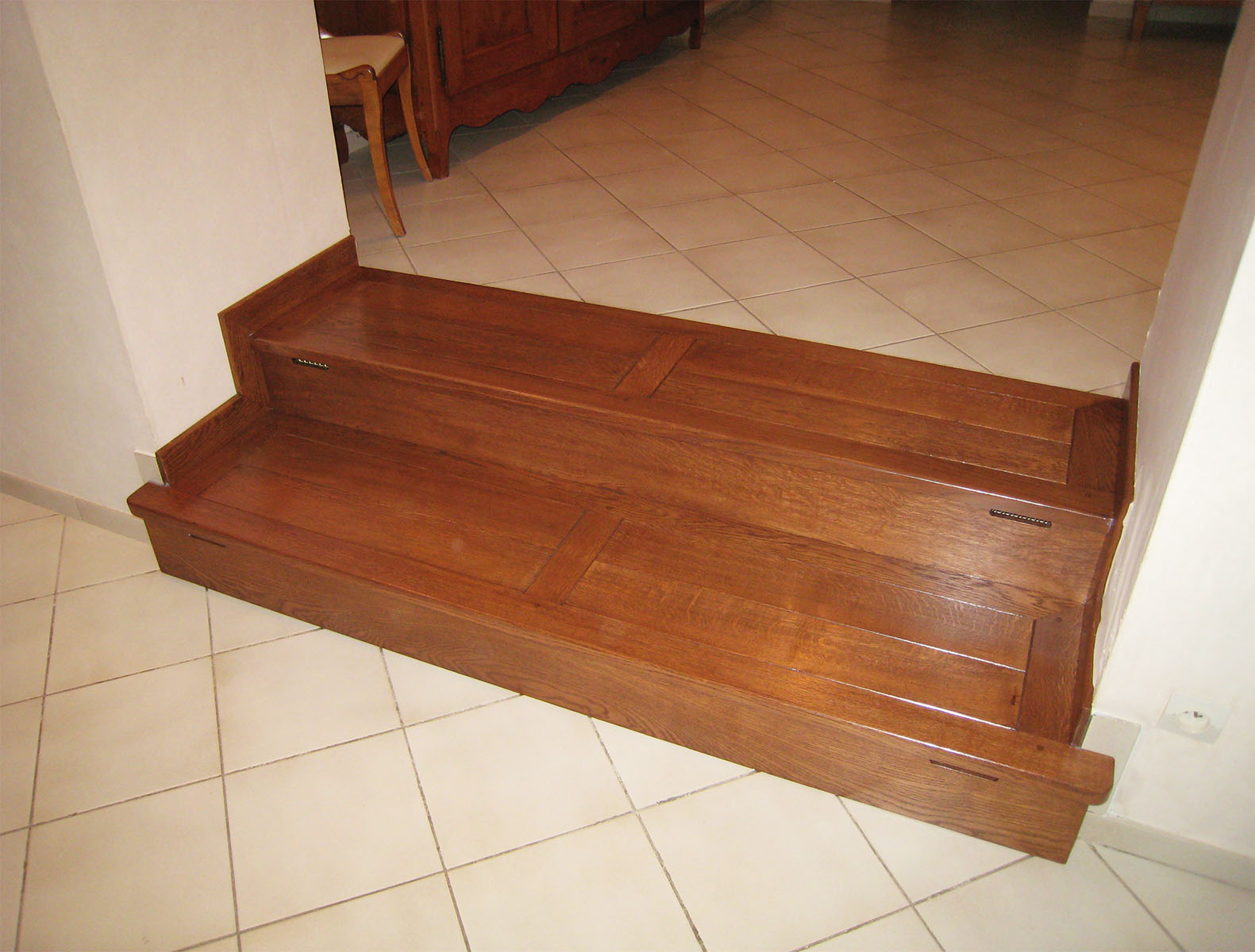 Marches — Chêne teinté vernis.