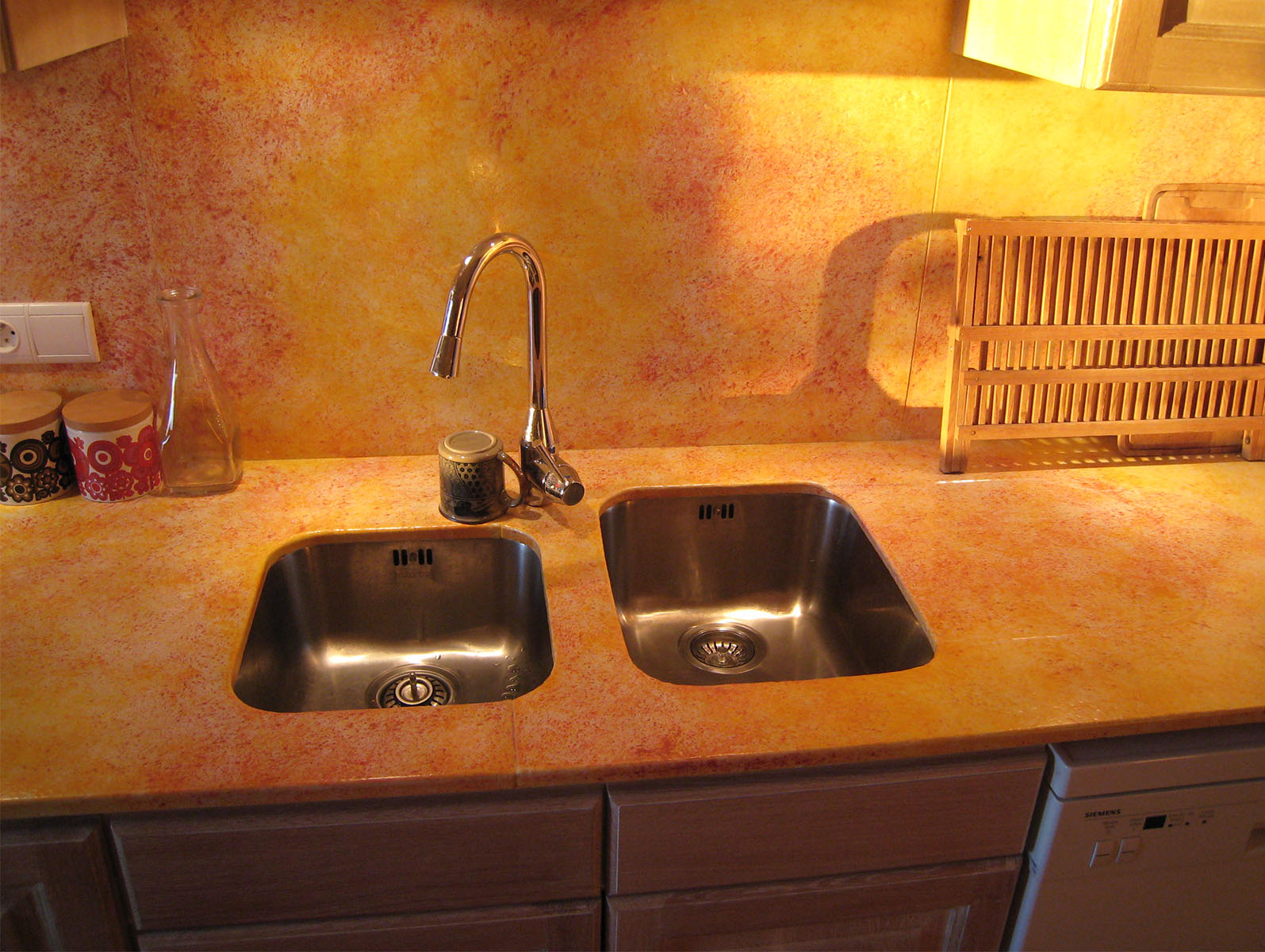 Plan de travail — Lave émaillée.
Bassin sous plan —  Inox.