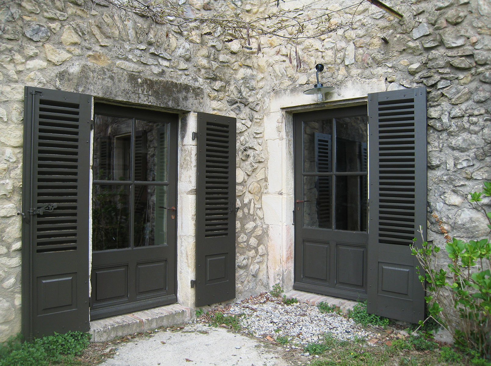 Menuiseries et volets — Châtaigner peint.