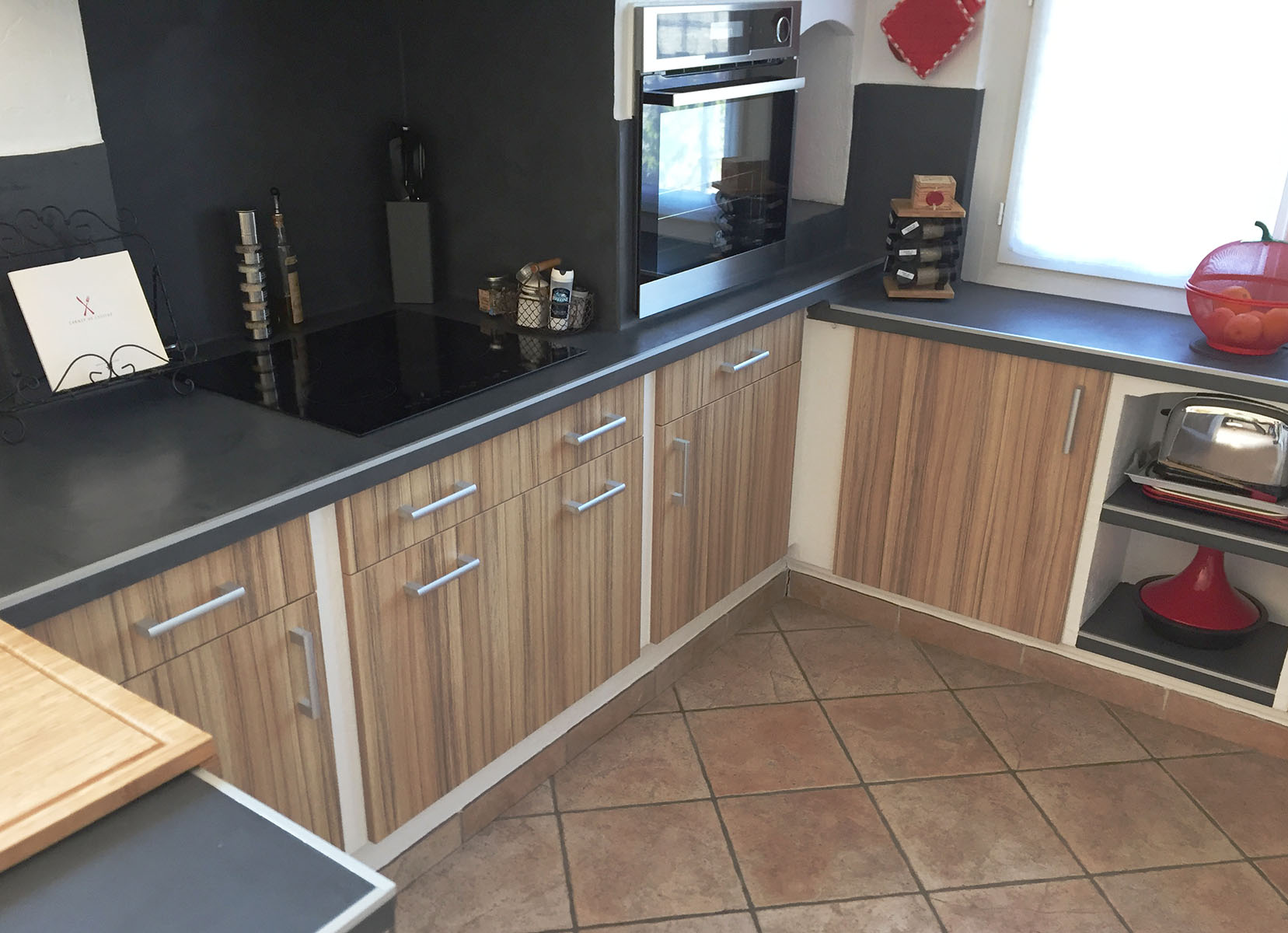 Renovation — Façades et aménagements sur structure existante.
Façade — Décor Cocobolo.
Poignée — Inox brossé.