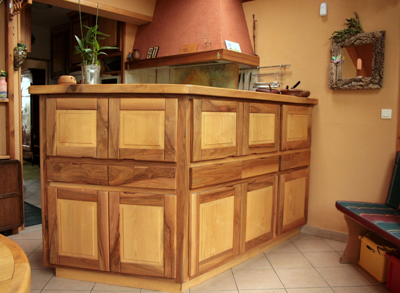 Plateau — Noyer vernis.
Façades — Noyer, frêne vernis.