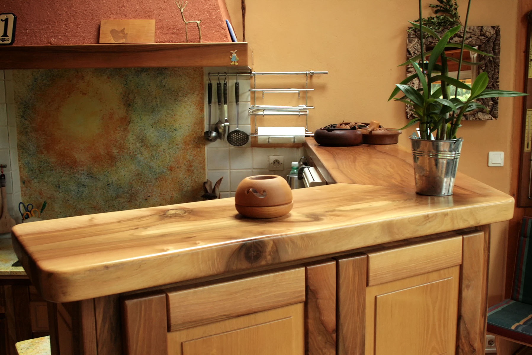 Plateau — Noyer vernis.
Façade — Noyer, frêne vernis.