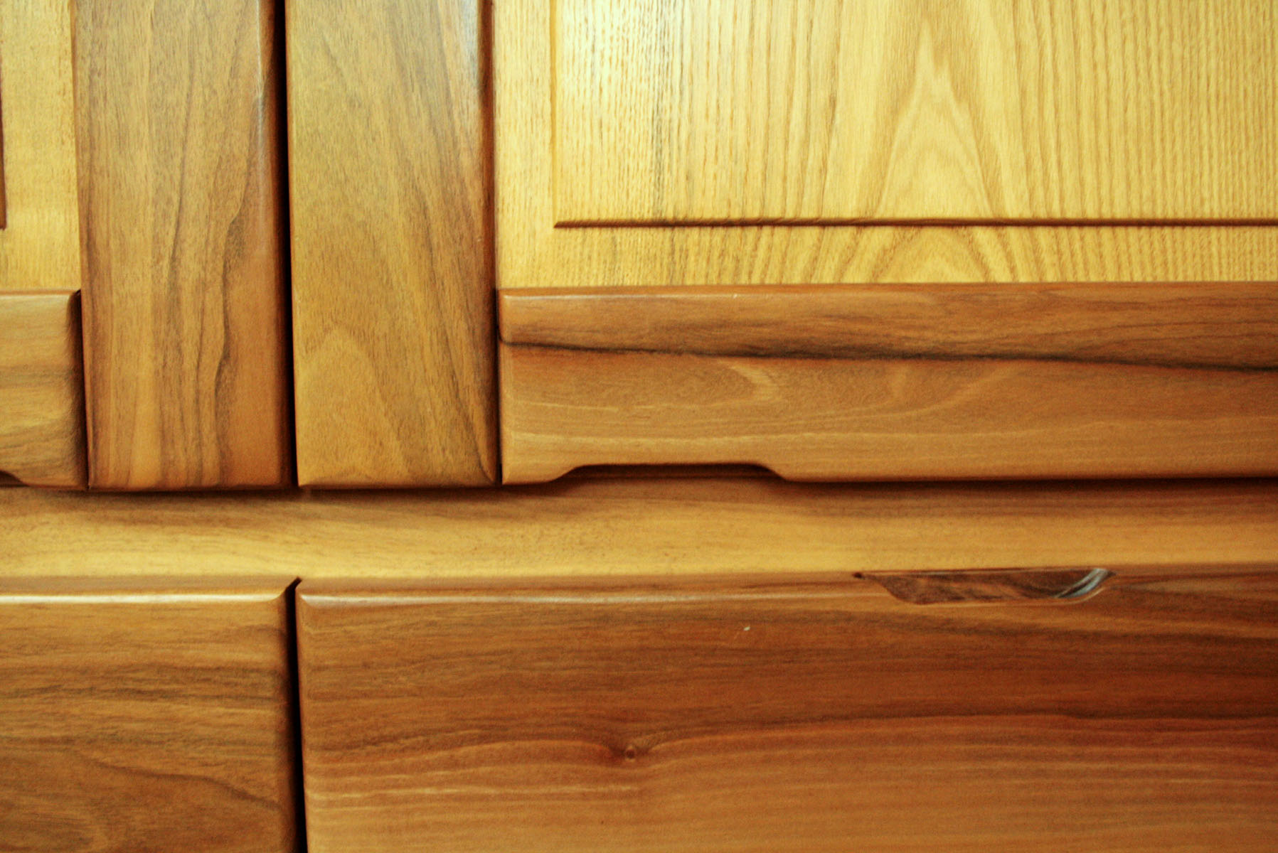 Façade — Noyer, frêne vernis.