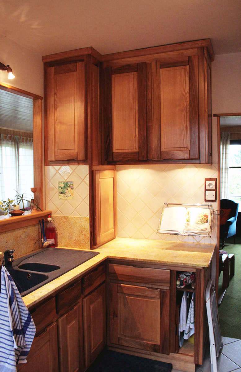 Façade — Noyer, frêne vernis.
Plan de travail — Lave émaillée.