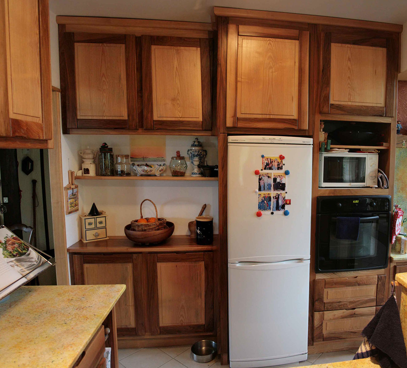 Façade — Noyer, frêne vernis.
Plan de travail — Lave émaillée.