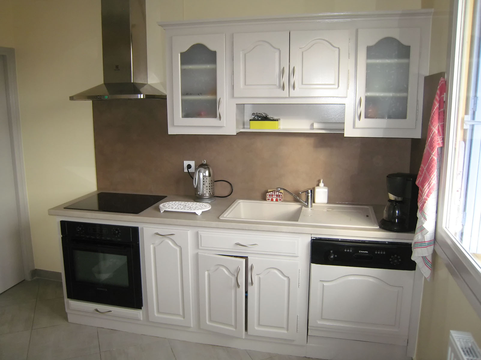 Plan de travail — Décor Stone.
Crédence — Décor Sable.
Evier encastré — Résine.
Electroménager — Plaque de cuisson, hotte.
Poignée — Inox brossé.