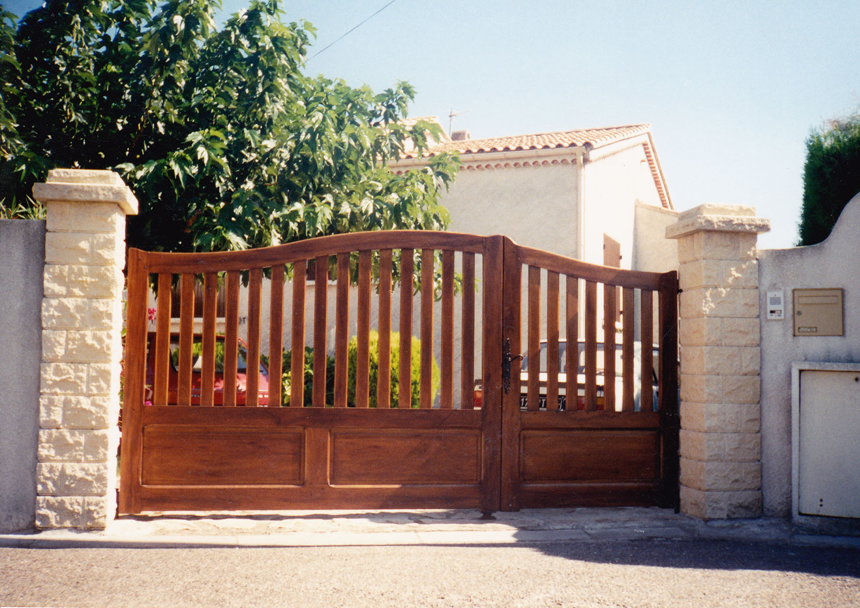 Portail — Bois exotique lasuré.