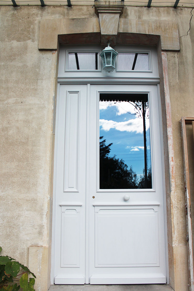 Porte — Bois exotique peint.